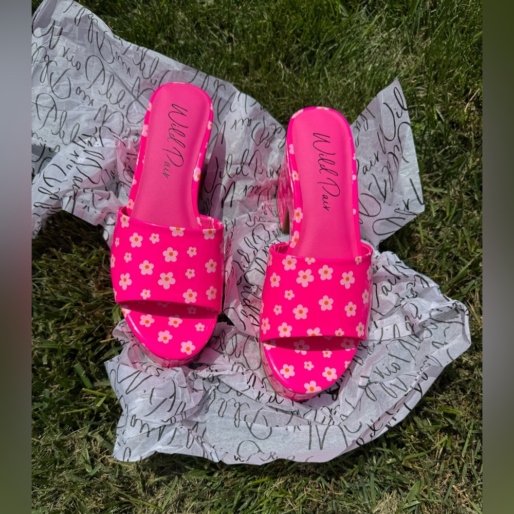 Wild Pair Bold Pink with White Daisy Patent Platform Sandals Size 5.5